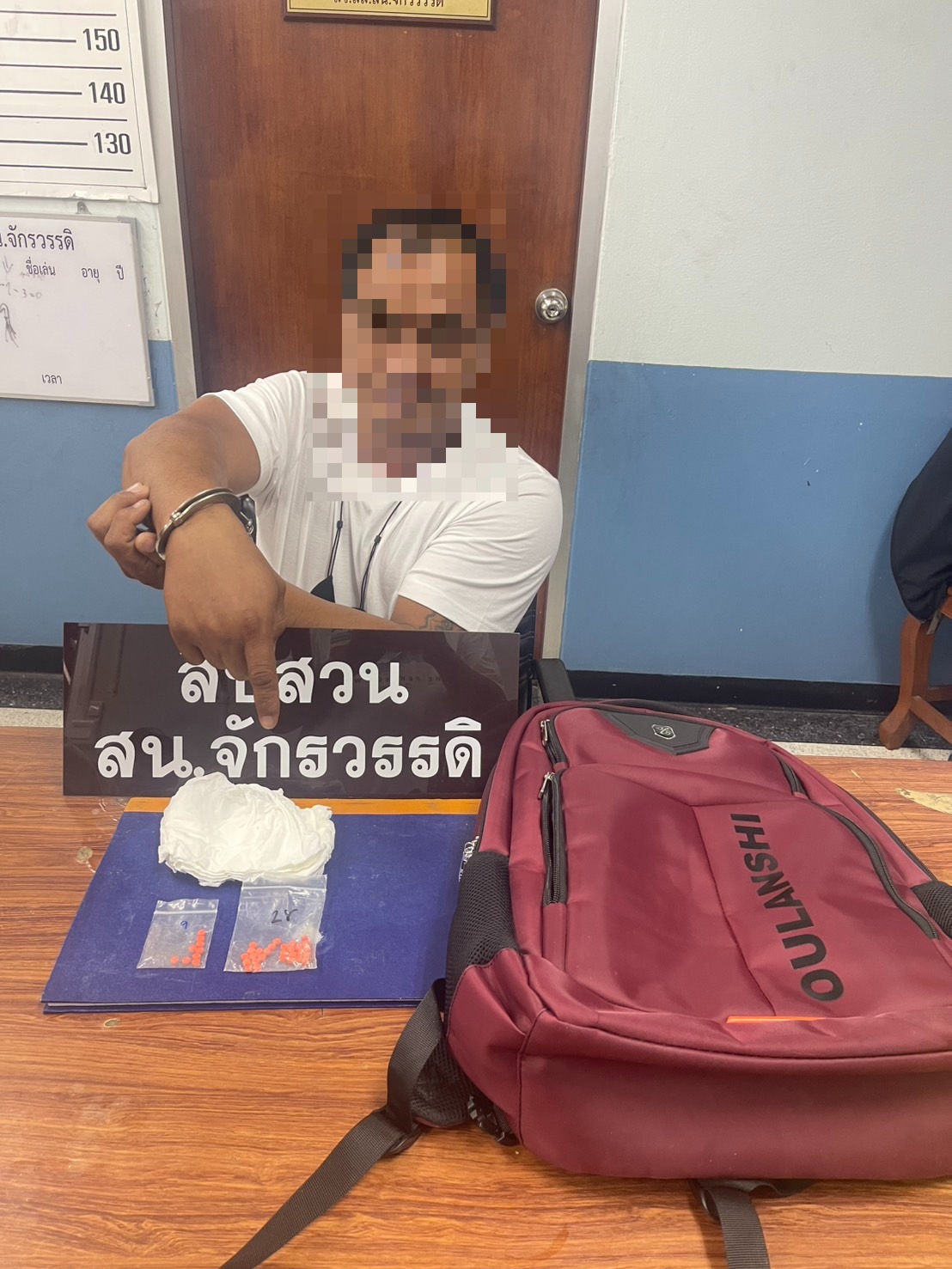 ขยายผลจับคู่คาห้องพัก! สืบ สน.จักรวรรดิ รวบหนุ่มอุตรดิตถ์ร่วมแก๊งมั่วสุมโรงแรมดัง ยึดยาบ้า 37 เม็ด ห่อทิชชูซุกกระเป๋าสะพายสีแดง