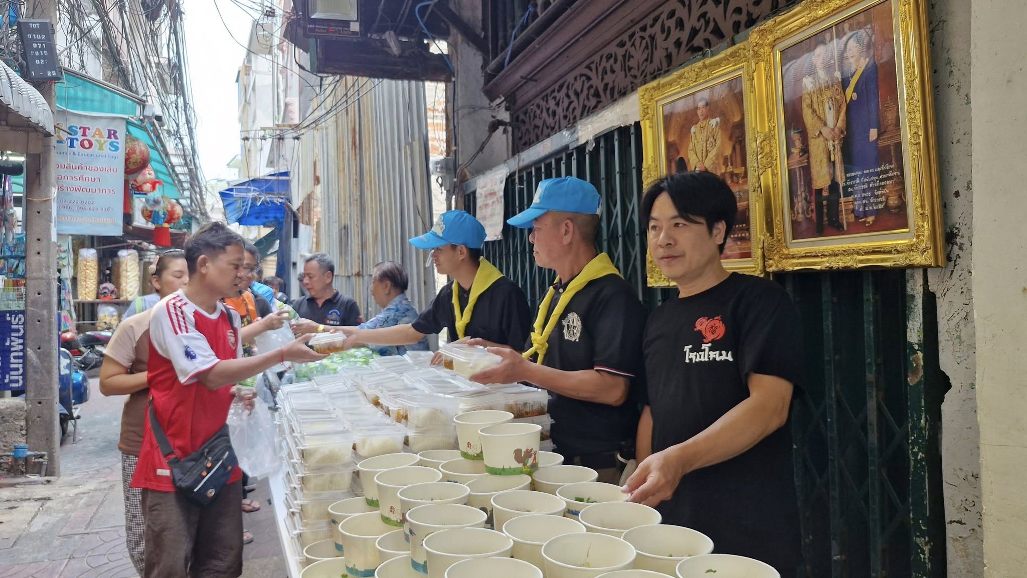 ชุมชนอิสรานุภาพ แจกข้าว 600 ชุด ถวายเป็นพระราชกุศล "วันพ่อแห่งชาติ" น้อมรำลึก ร.9