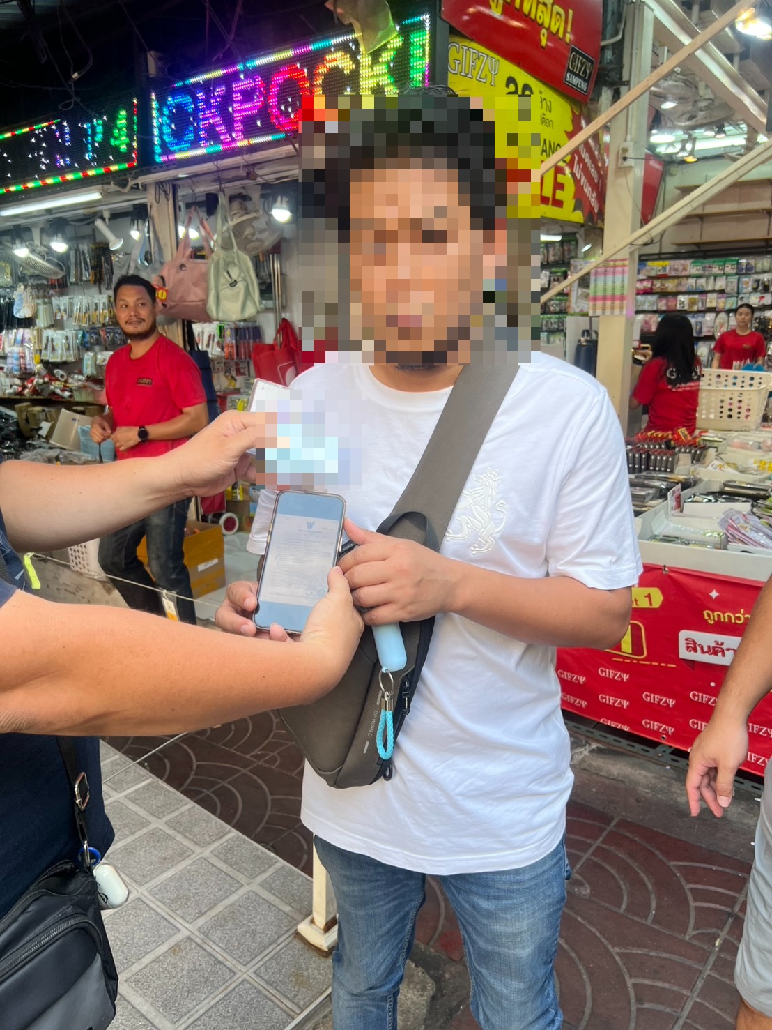 สน.จักรวรรดิ จับมือ ปอท. บุกสะพานหันริมคลองโอ่งอ่าง ล็อกตัวชายวัย 45 ปี หนีหมายจับข้อหาหนักเครือข่ายคอลเซ็นเตอร์ "ฉ้อโกงประชาชน-อั้งยี่-ฟอกเงิน"