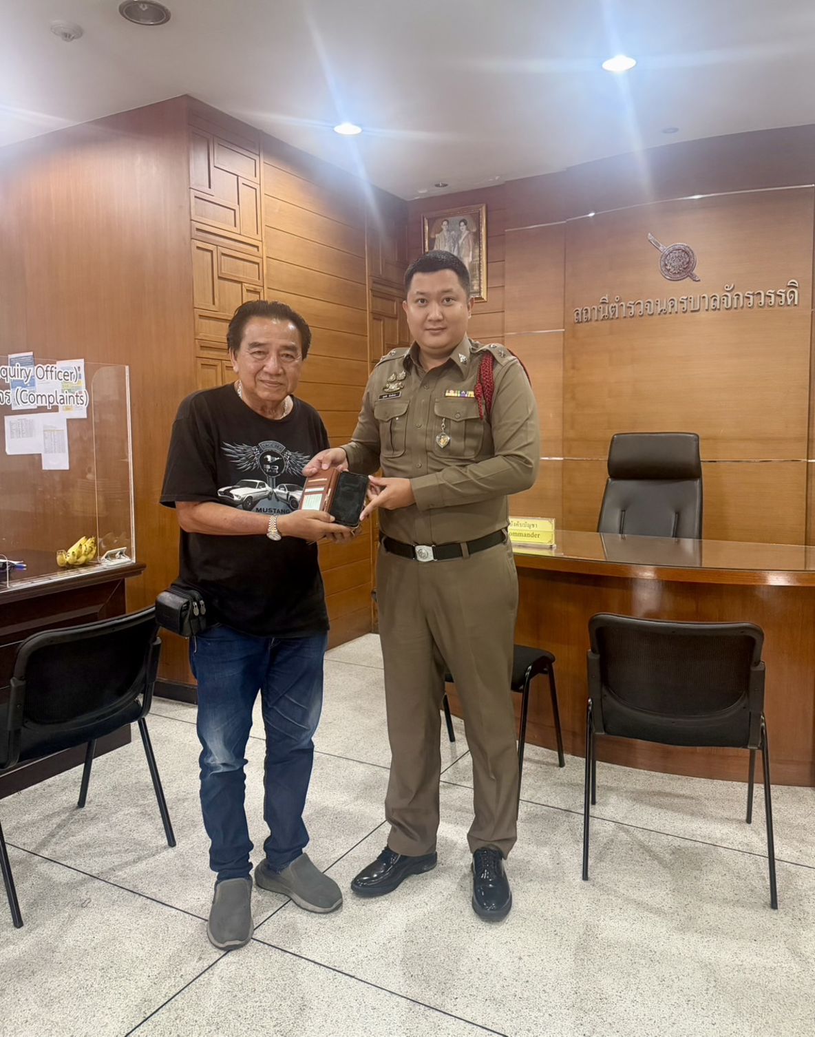 ร.ต.อ.ศุภชัย รอง สว.(สอบสวน) ช่วยประชาชนทำโทรศัพท์มือถือหายบนแท็กซี่ ประสานตามคืนได้ของครบถ้วน