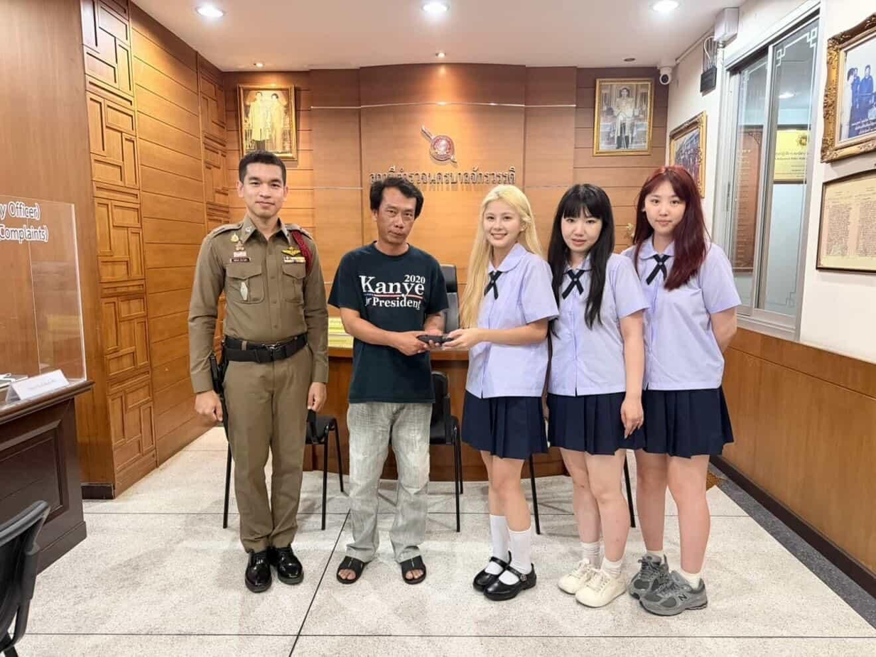 พ.ต.ต.พิพัฒน์ สว.(สอบสวน) ช่วยนักท่องเที่ยวลืมมือถือบนแท็กซี่ ประสานตามคืนได้ของครบ สร้างความประทับใจย่านเยาวราช