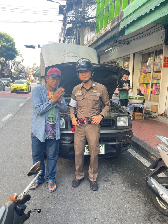 สุภาพบุรุษจราจรจักรวรรดิพึ่งได้! ร.ต.ต.เสวย รุดช่วยชาวบ้านรถแบตเตอรี่หมดกลางถนนจักรวรรดิ พ่วงไฟจนติดสัญจรต่อปลอดภัย