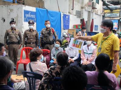 ตรวจเยี่ยมชุมชน พร้อมเปิดเวทีพบปะพูดคุยแลกเปลี่ยนกับผู้นำและผู้แทนในชุมชน เพื่อรับฟังปัญหาสถานการณ์ยาเสพติดภายในชุมชน  ให้ความรู้ความเข้าใจเกี่ยวกับยาเสพติด