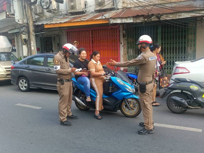 ตั้งจุดตรวจ กวดขันวินัยจราจร พร้อมรณรงค์สวมหมวกนิรภัย