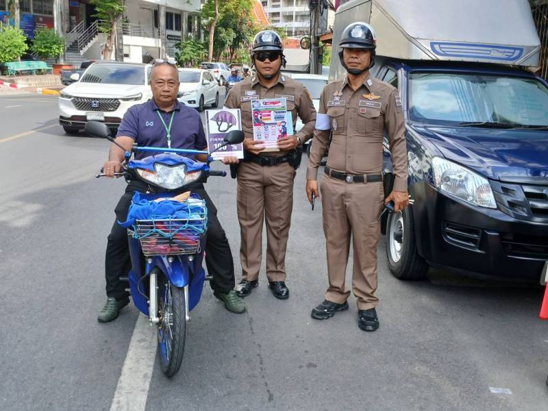 ตั้งจุดตรวจ เข้มงวดวินัยจราจร พร้อมรณรงค์สวมหมวกนิรภัย