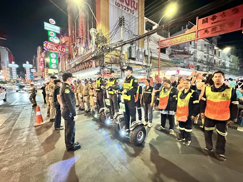 สน.จักรวรรดิ ร่วมกับเทศกิจ อำนวยความสะดวกจราจรนักท่องเที่ยวและประชาชน บริเวณเยาวราช
