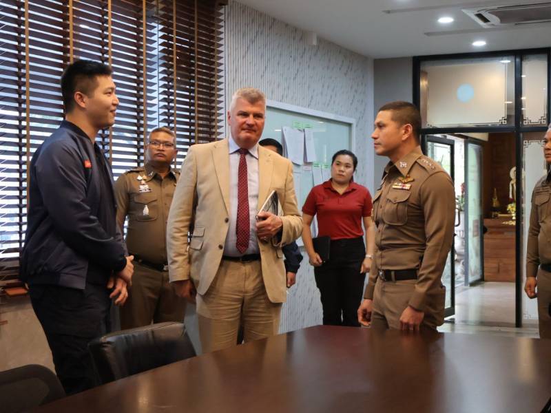 สน.จักรวรรดิ รับการตรวจเยี่ยมจากที่ปรึกษากระทรวงมหาดไทย สหราชอาณาจักร ขับเคลื่อน "สถานีตำรวจนำร่อง" ยกระดับควบคุมตัวตามหลักสิทธิมนุษยชน