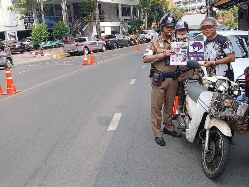 ตำรวจจราจร สน.จักรวรรดิ ตั้งจุดตรวจ เข้มงวดวินัยจราจร พร้อมรณรงค์สวมหมวกนิรภัยต่อเนื่อง