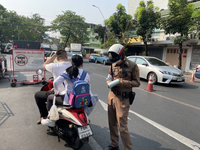 สน.จักรวรรดิ ตั้งจุดตรวจ เข้มงวดวินัยจราจร พร้อมรณรงค์สวมหมวกนิรภัยต่อเนื่อง