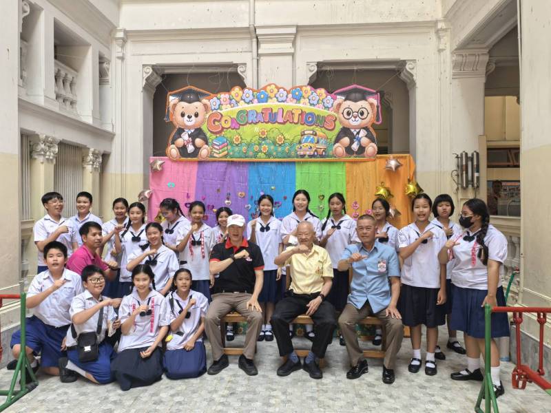 ตำรวจ สน.จักรวรรดิ ร่วมกับ กต.ตร.สน.จักรวรรดิ ประสานความร่วมมือโรงเรียนในโครงการ "1 ตำรวจ 1 โรงเรียน" และร่วมแสดงความยินดีกับนักเรียนที่จบการศึกษา