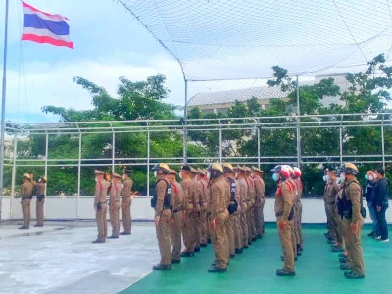 สน.จักรวรรดิ จัดพิธีเชิญธงชาติ ร้องเพลงชาติไทย และสวดมนต์ เสริมสร้างความจงรักภักดีและรวมใจข้าราชการตำรวจ