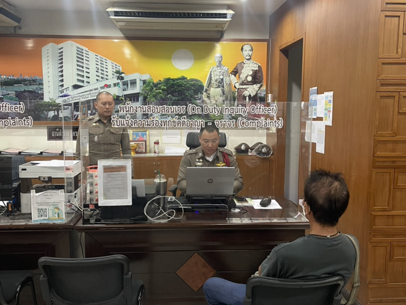 พ.ต.ท.กุลวัฒน์ รอง ผกก.(สอบสวน) ควบคุมร้อยเวรจักรวรรดิ คุมเข้มรับแจ้งคดีฉ้อโกง รวดเร็ว ถูกต้อง เป็นที่พึ่งให้ประชาชน