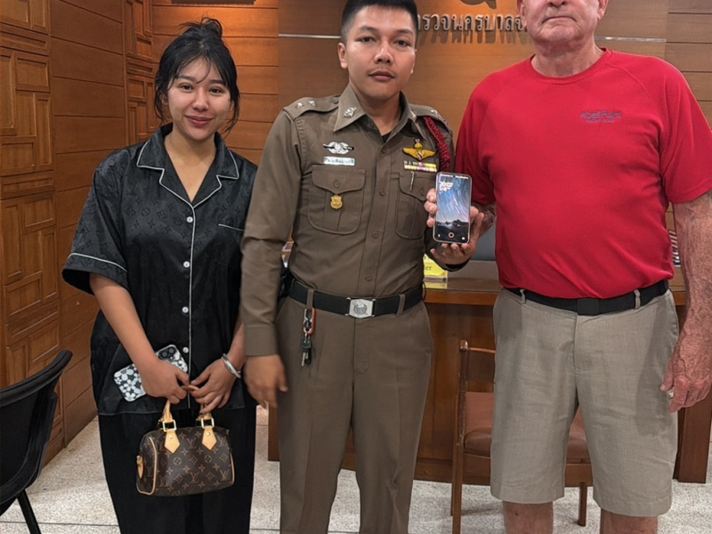ร.ต.ท.ศุภชัย รอง สว.(สอบสวน) ช่วยนักท่องเที่ยวทำโทรศัพท์มือถือหายบนแท็กซี่ ประสานตามคืนได้ของครบถ้วน สร้างความประทับใจย่านเยาวราช