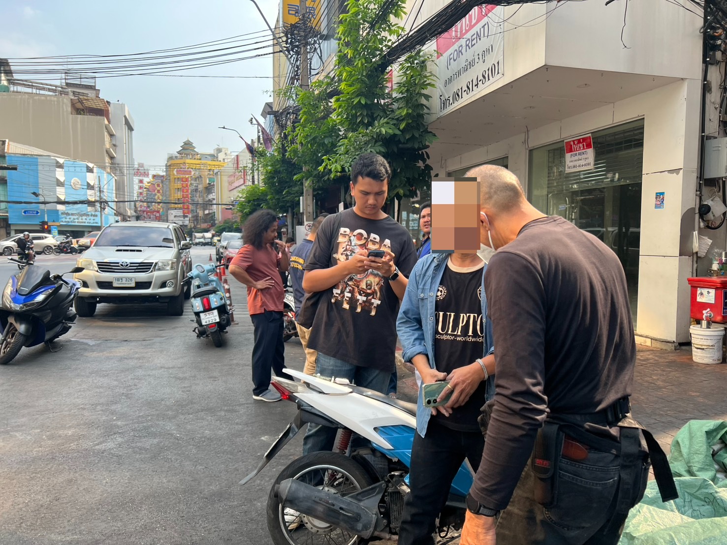 ปิดล้อมตรวจค้นตรอกสิบเบี้ย รวบชายวัย 23 ปี มั่วสุมเสพยาบ้า ส่งยืนยันผล รพ.กลาง