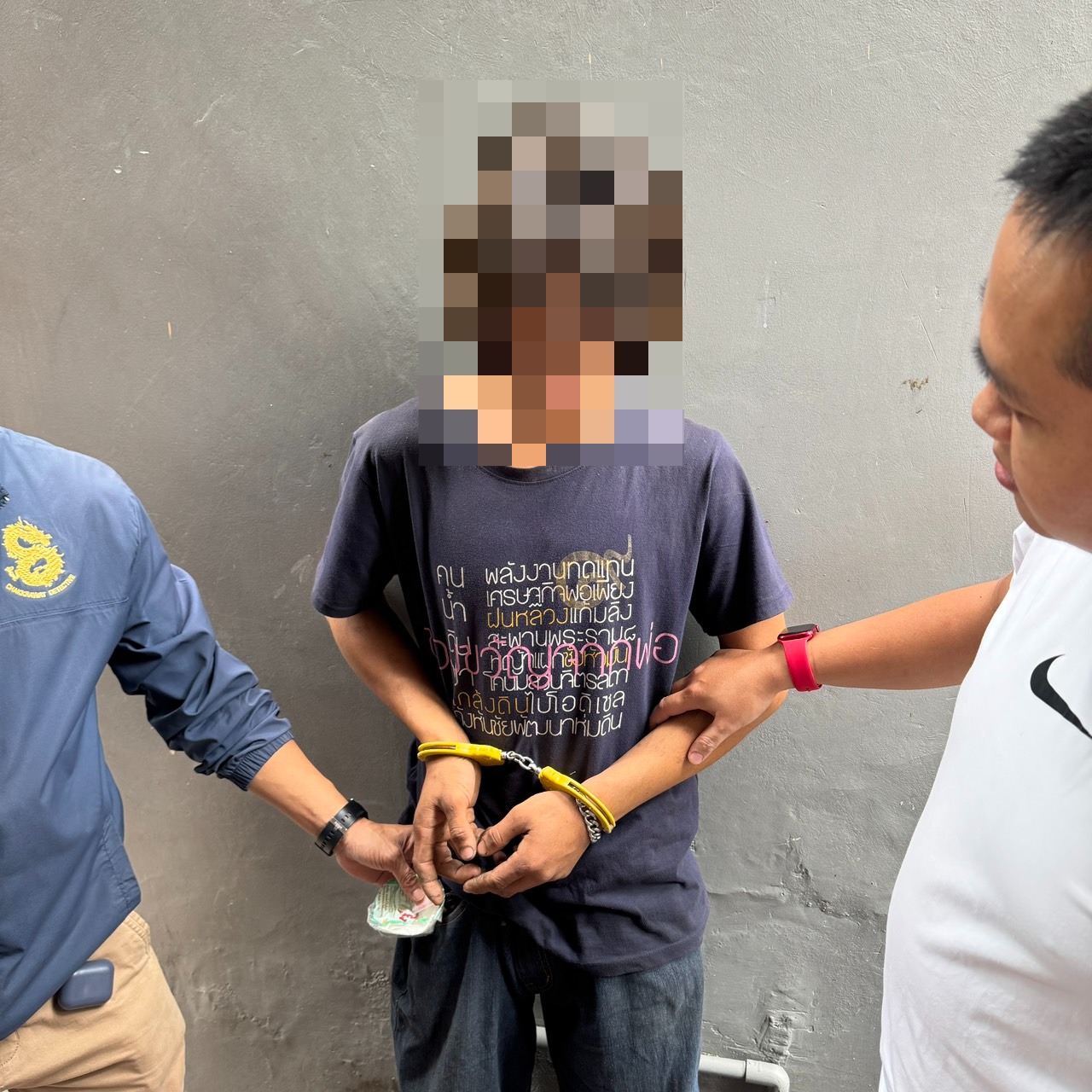 รวบ "ฟอย พระประแดง" คาริมคลองโอ่งอ่าง หลังท่าทางมีพิรุธ ตรวจค้นพบยาบ้าซุกกระเป๋ากางเกง