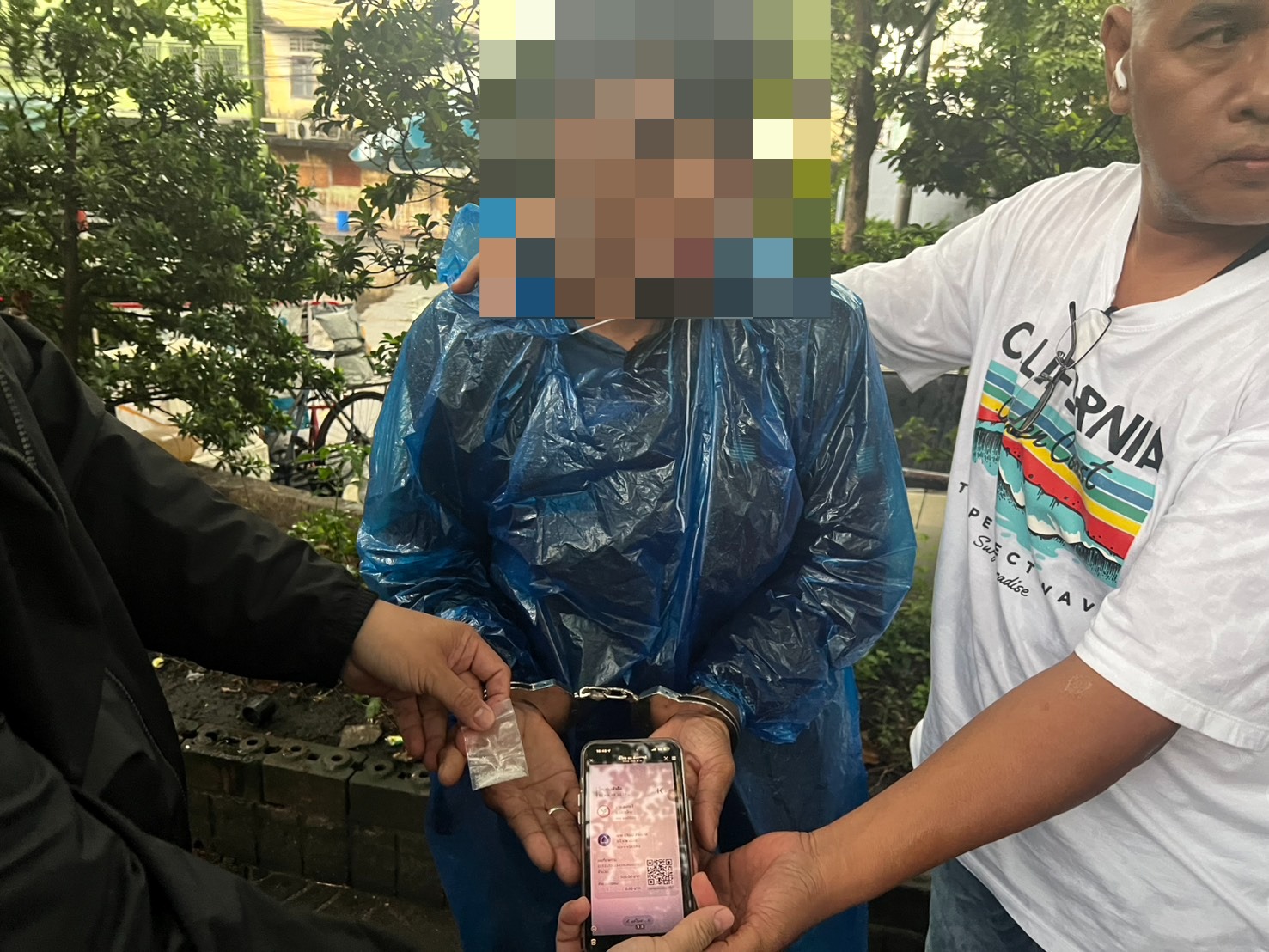 สืบจักรวรรดิรวบ "ปุ้ย สายนาค" เอเย่นต์ไอซ์เฟซบุ๊ก คาทางเท้าถนนจักรวรรดิ หลังวางแผนล่อซื้อโอนเงินเข้าบัญชีตรง