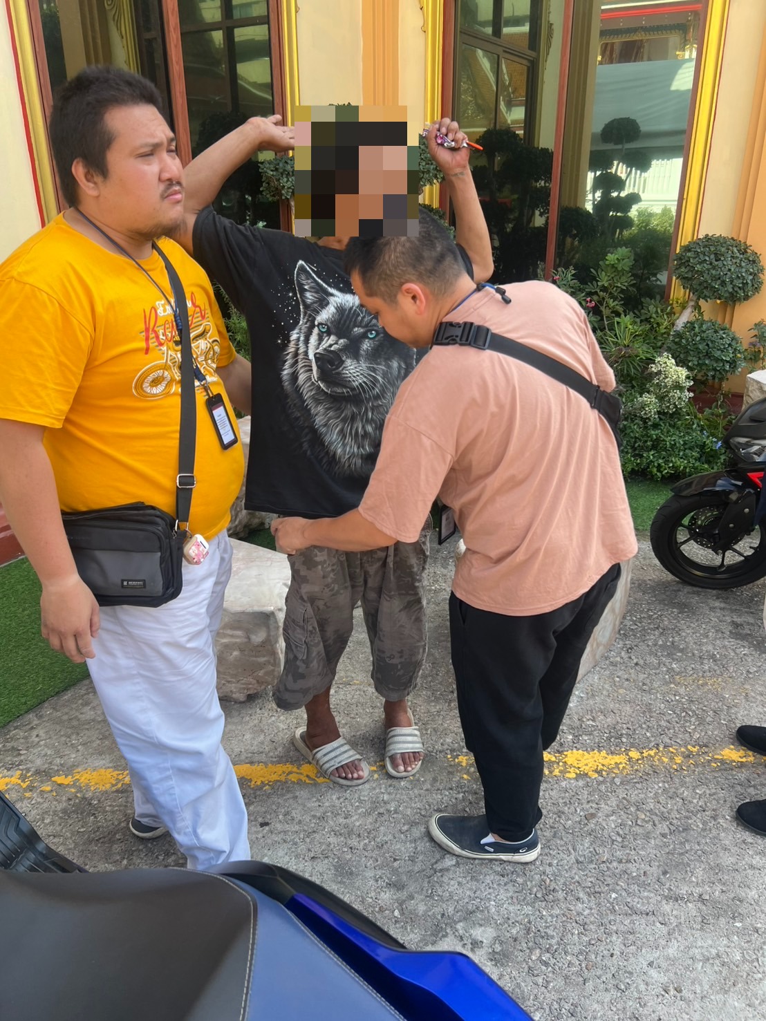 รวบชายต้องสงสัยกลางลานจอดรถวัดชัยชนะสงคราม ยอมรับสารภาพเพิ่งเสพยาบ้าก่อนถูกจับกุม