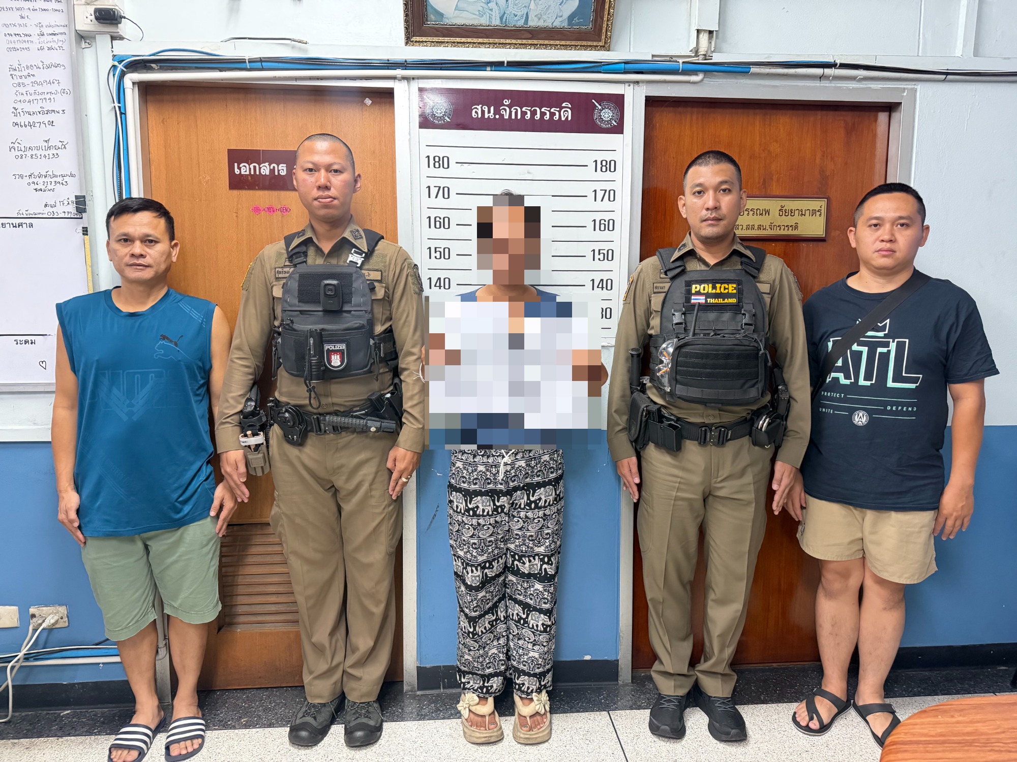 สน.จักรวรรดิ เปิดยุทธการกลางดึก บุกรวบหนุ่มวัย 38 ปี คาปากซอยตากสิน 13 หนีหมายจับศาลนนทบุรีคดี "เปิดบัญชีม้า-ฉ้อโกงประชาชน" ผงะเช็ก CRIMES เจอหมายจับค้างเก่าเพิ่ม
