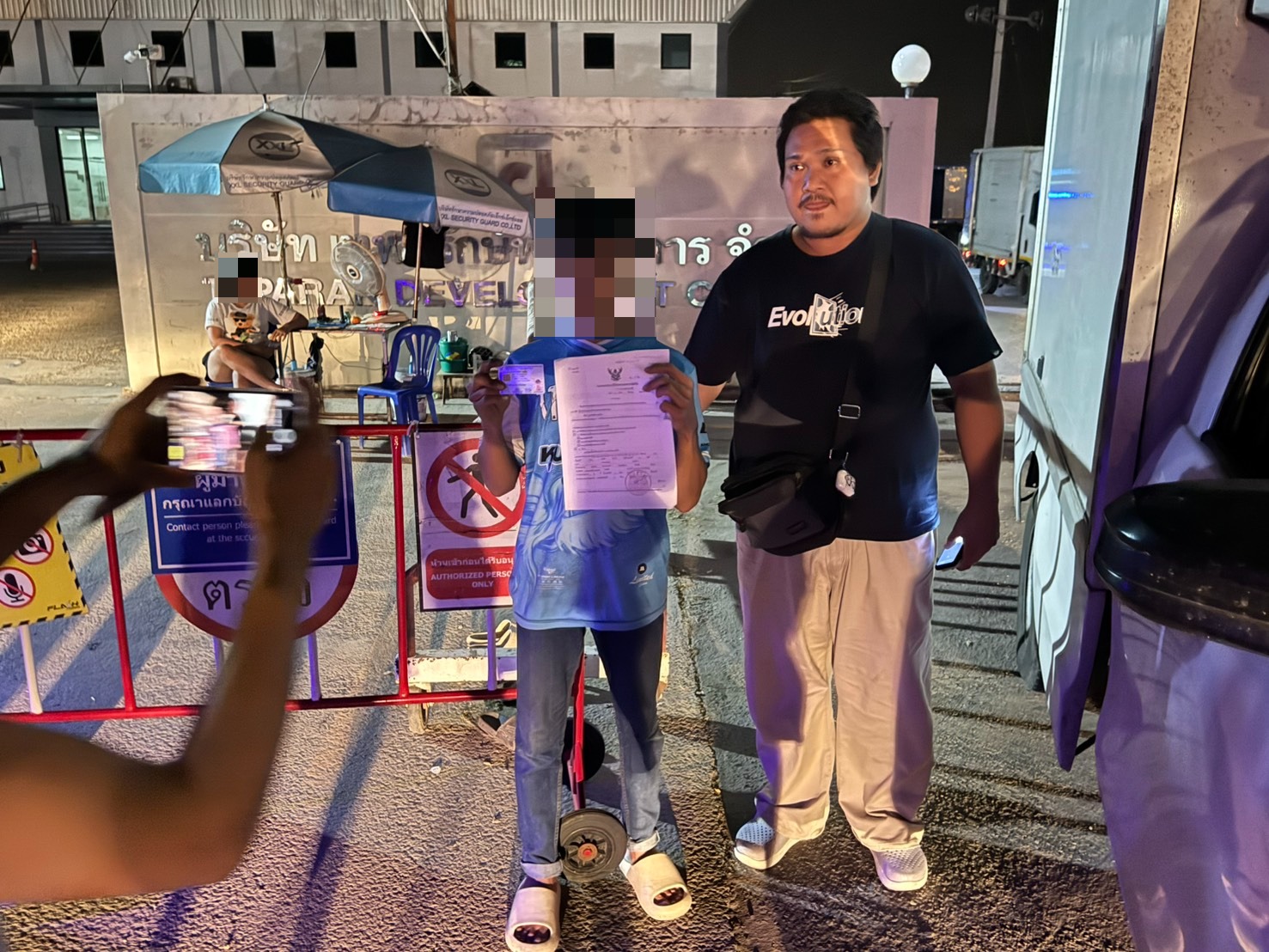 สืบ สน.จักรวรรดิ ลุยข้ามจังหวัดรวบหนุ่มระยองคาศูนย์ขนส่งวังน้อย หนีหมายจับคดีซิ่งรถประมาททำคนเจ็บ-ทรัพย์สินพัง