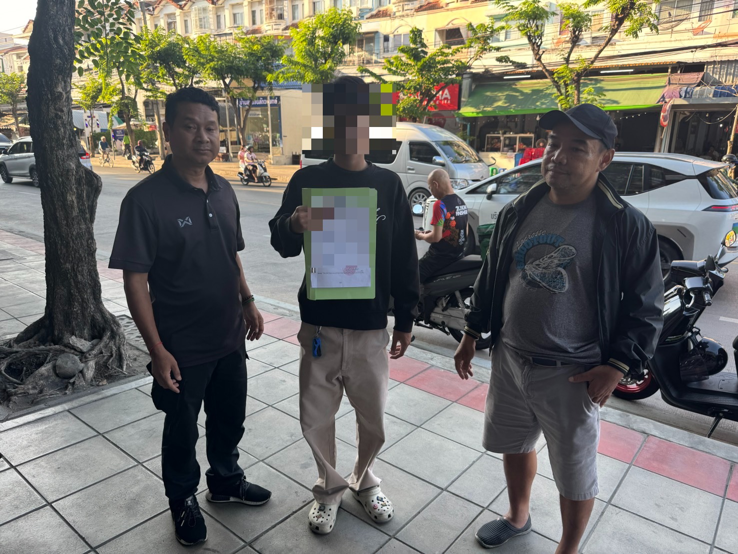 หนีกบดานร้านเสริมสวย! สืบ สน.จักรวรรดิ บุกทุ่งครุล็อกตัวหนุ่มวัย 18 ปี หนีหมายจับศาลอาญากรุงเทพใต้ คดีร่วมกันทำร้ายร่างกายสาหัส