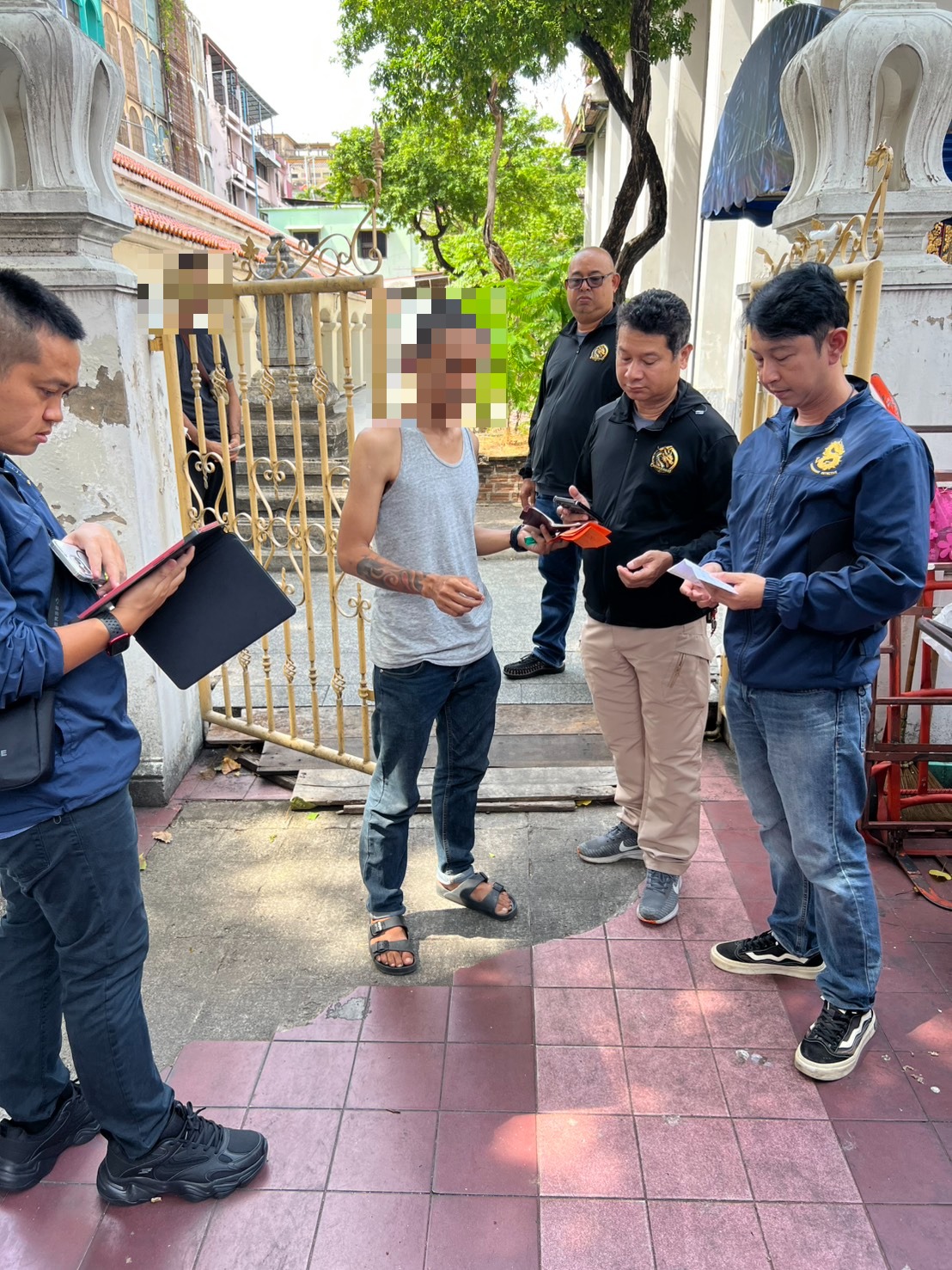 ตาไวสกัดทันควัน! สืบ สน.จักรวรรดิ รวบหนุ่มนนทบุรีท่าทางพิรุธหลังวัดกันมาตุยาราม ซอยเจริญกรุง 14 เค้นสอบรับสารภาพเพิ่งเสพยาบ้า ผลตรวจรพ.กลางมัดแน่น