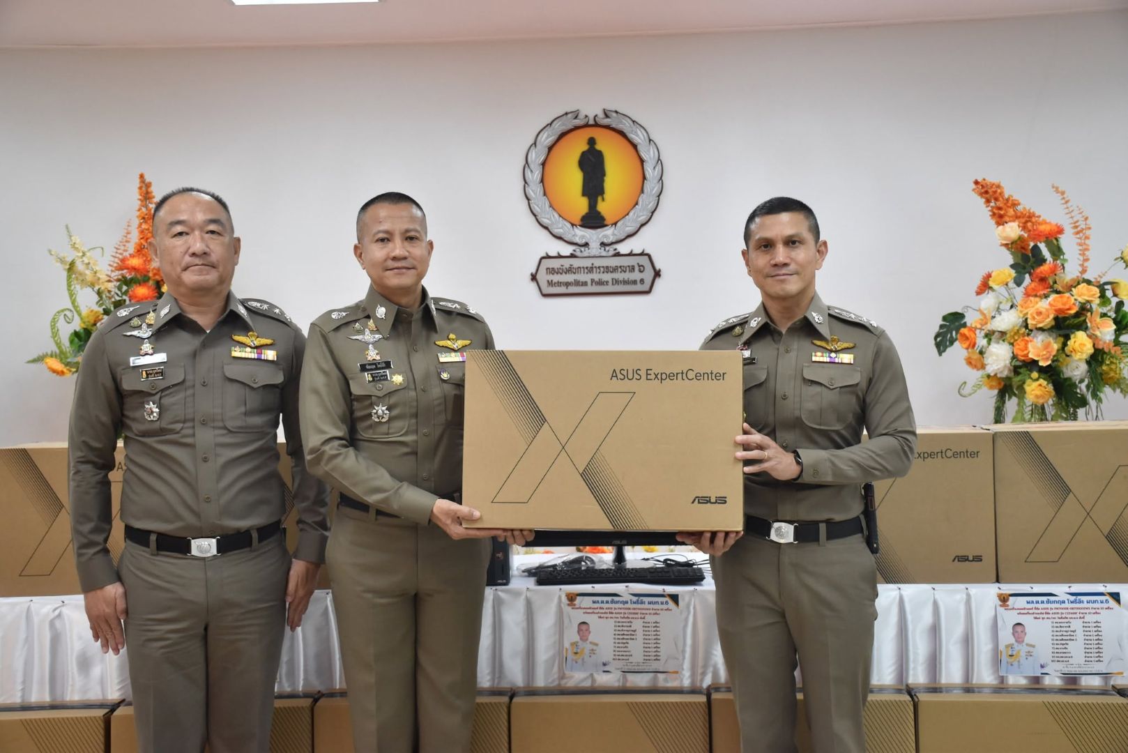 ยกระดับงานบริการประชาชน! "ผู้การ 6" มอบคอมพิวเตอร์-เครื่องสำรองไฟรวม 20 ชุด ให้โรงพักและกองกำกับการในสังกัด บก.น.6