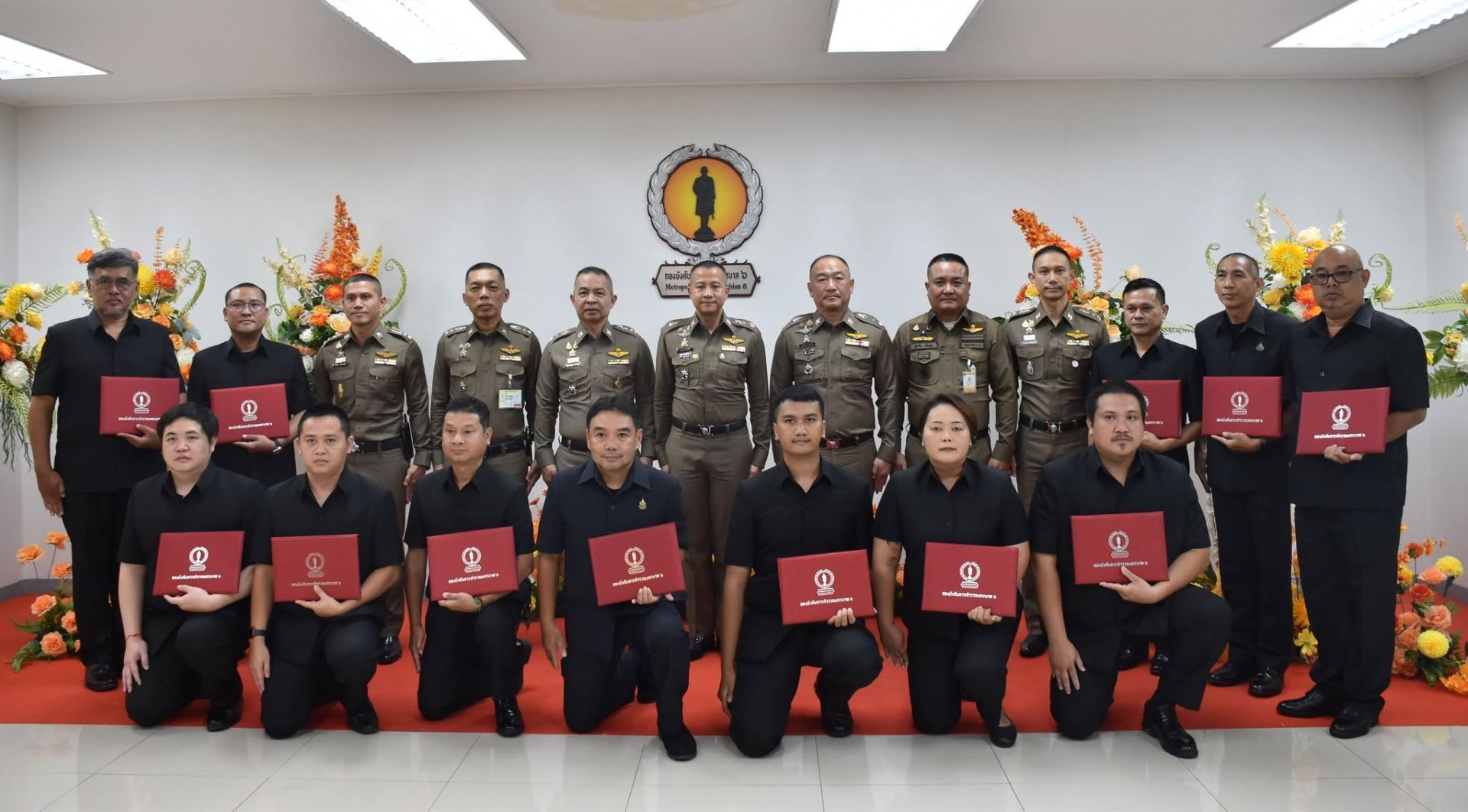 คะแนนสูงสุดระดับ บก.! "ผู้การ 6" นำทัพรองผู้การมอบโล่เชิดชูเกียรติ "ตร.จักรวรรดิ - สืบ 6" ผลงานจับหมายจับ-คดีปืนดีเด่น