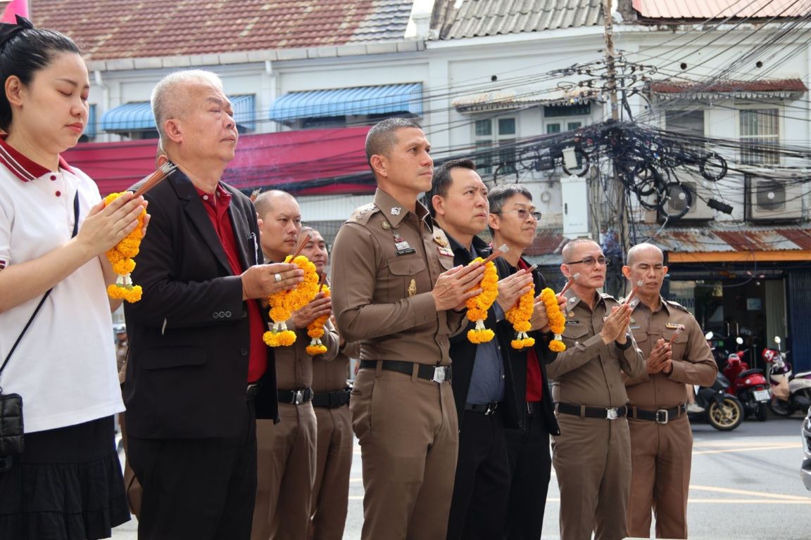 สน.จักรวรรดิ จัดงานวันสถาปนาครบรอบ 136 ปี! ผกก.วัชรวีร์ จับมือ ประธาน กต.ตร. นำตำรวจ-ครอบครัว ทำบุญใหญ่ เสริมสิริมงคลองค์กร