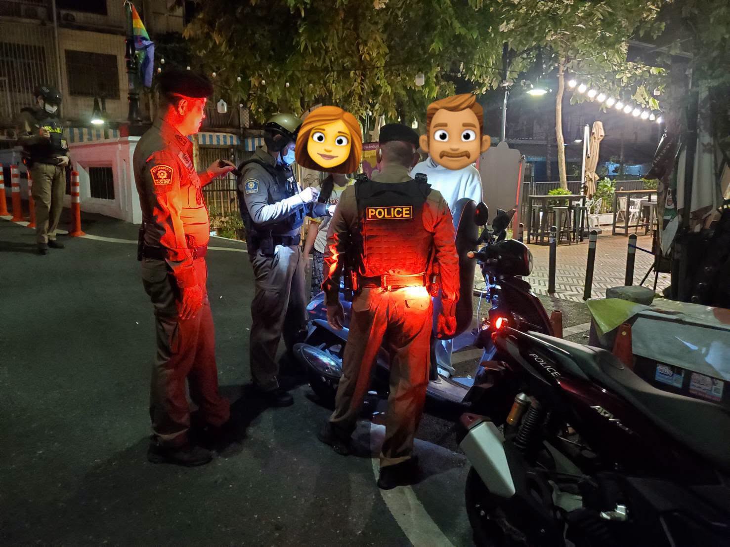 สายตรวจจักรวรรดิลุยดึก! สวป.พงษ์สิทธิ์ นำกำลังตั้งด่านชุมชนสะพานบพิตรพิมุข-คลองโอ่งอ่าง สกัดอาชญากรรม