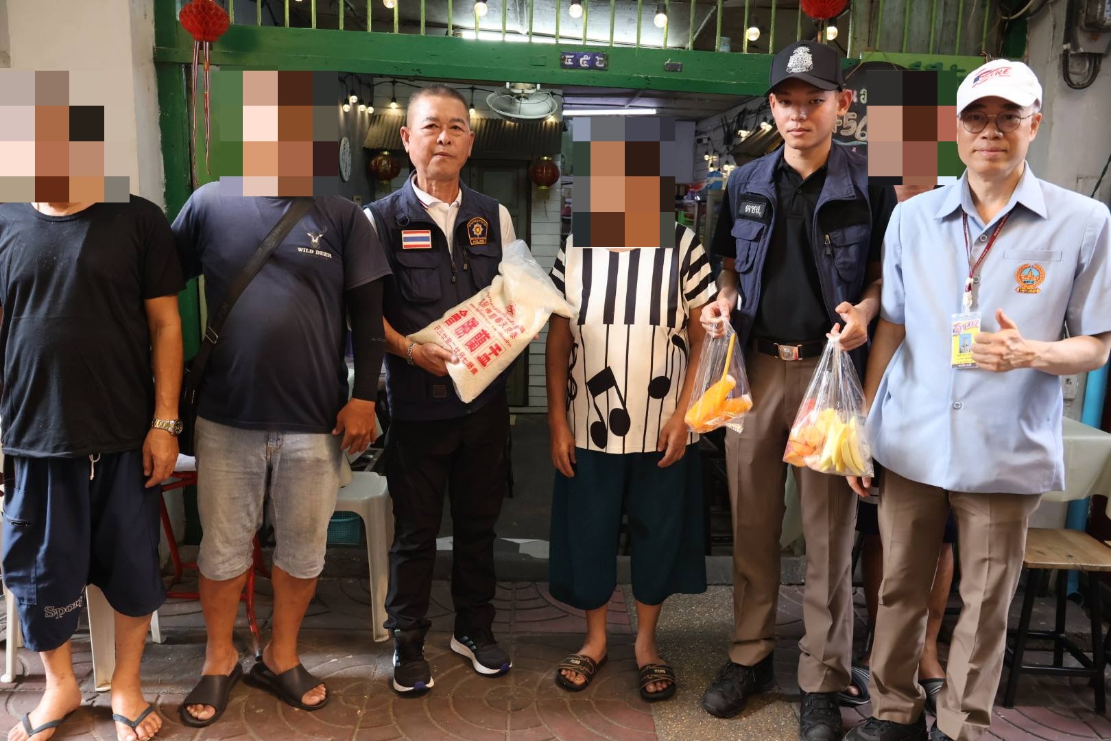 "เพราะห่วงใยจึงมาหา" สน.จักรวรรดิ ลงพื้นที่ชุมชนอิสรานุภาพ มอบข้าวสาร-เงินขวัญถุง พร้อมติดสติกเกอร์เบอร์ฉุกเฉินถึงหน้าบ้าน