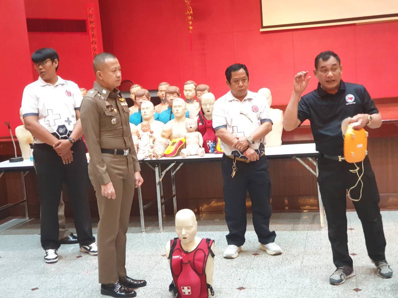 บก.น.6 ติวเข้ม! ตร.จักรวรรดิ-จิตอาสา ฝึก "CPR" กู้ชีพฉุกเฉิน รับมืออุบัติเหตุช่วงปีใหม่ 69