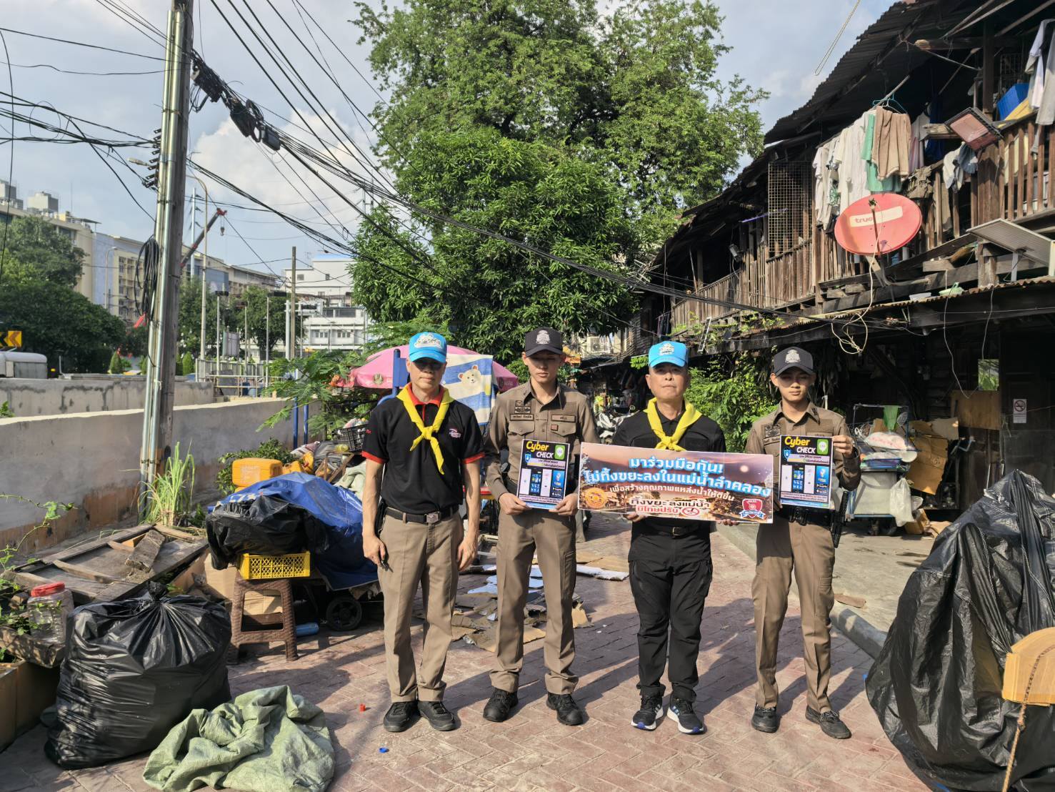 ลุยท่าน้ำราชวงศ์! รณรงค์ "ไม่ทิ้งขยะ" พร้อมตรวจแนวน้ำท่วม ยันเรือด่วน-ข้ามฟากให้บริการปกติแม้มีน้ำหนุน