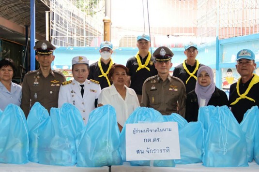 ตำรวจจักรวรรดิ ร่วมใจ กต.ตร. รุดเยียวยาอัคคีภัย! มอบถุงยังชีพช่วยชาวชุมชนริมคลองนางหงส์ ณ ศูนย์พักพิงชั่วคราวโรงเรียนวัดสระบัว