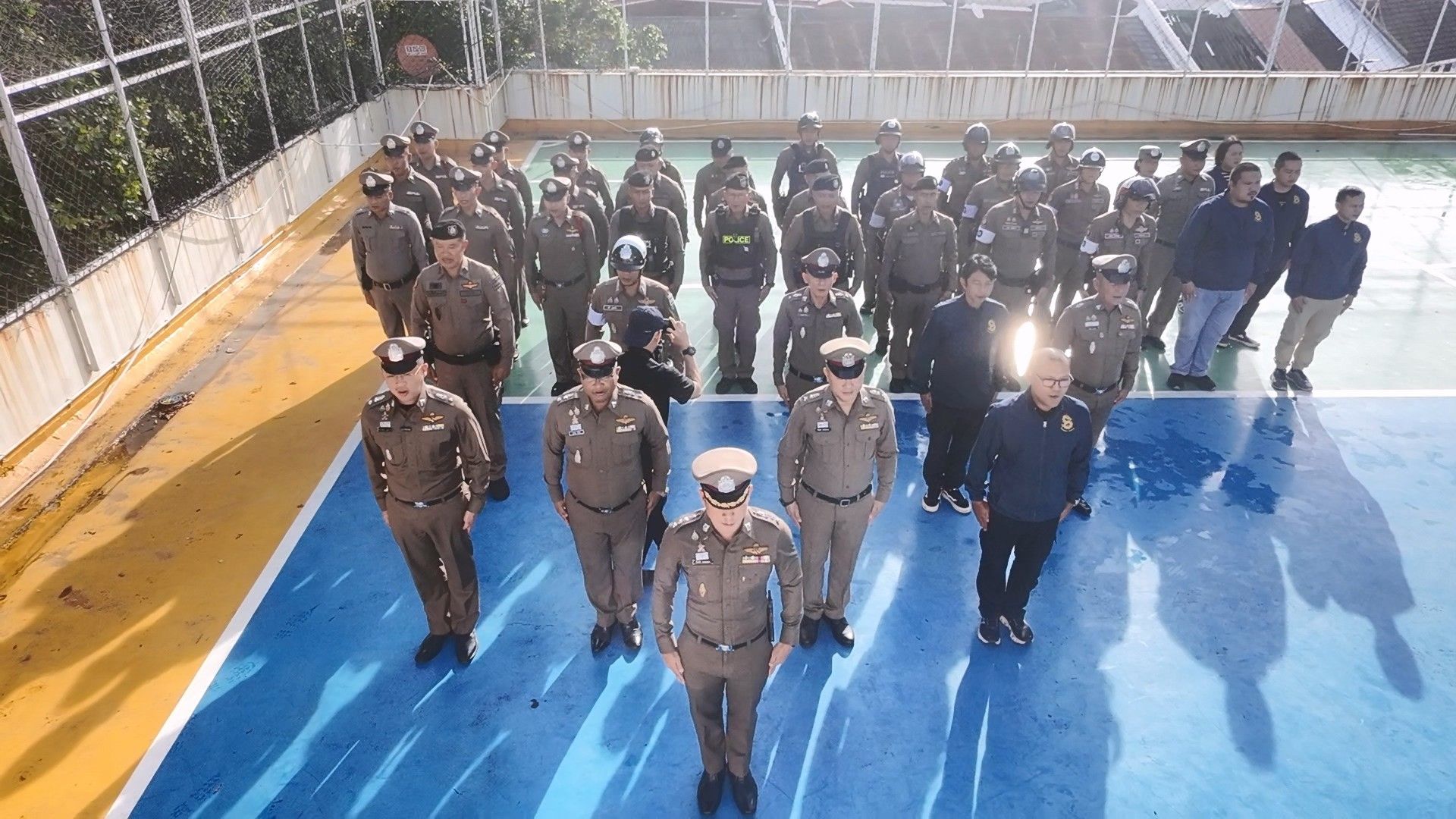 สน.จักรวรรดิ รวมพลัง! เคารพธงชาติ-กล่าวคำปฏิญาณลั่น "เราคือตำรวจของประชาชน ไม่ใช่องค์กรอาชญากรรม"