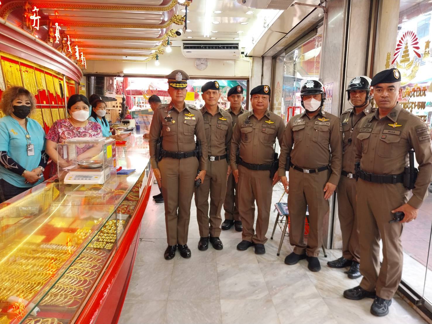 ผบก.น.6 นำทีมตรวจเข้มร้านทองเยาวราช กวดขัน "7 มาตรการป้องกันเหตุ" สร้างความอุ่นใจให้ผู้ประกอบการและนักท่องเที่ยว