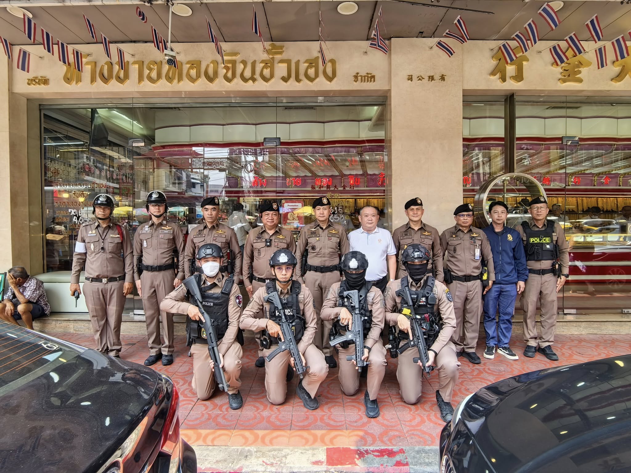 ผบก.น.6 นำทีม SWAT ปูพรมตรวจร้านทองเยาวราช "จินฮั่วเฮง" ร่วมถกสถานการณ์ทองคำ ย้ำ 7 มาตรการเหล็กสกัดโจร