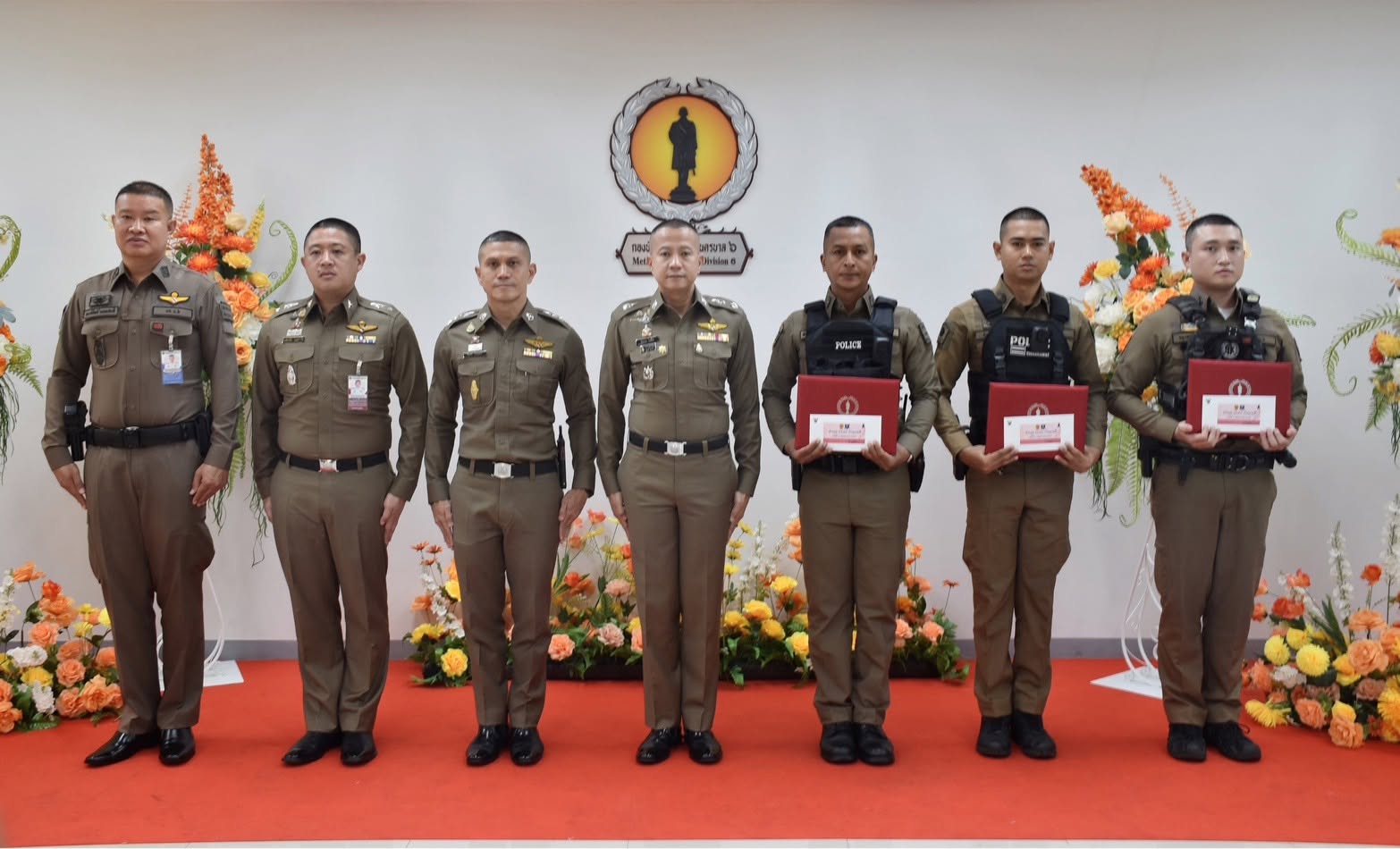 "ผู้การ 6" มอบรางวัล "ทำดี มีรางวัล" เชิดชู 4 ฮีโร่สายตรวจ สน.จักรวรรดิ ใช้เทคนิค Active Listening ช่วยชีวิตชายคิดสั้นสะพานพระปกเกล้า