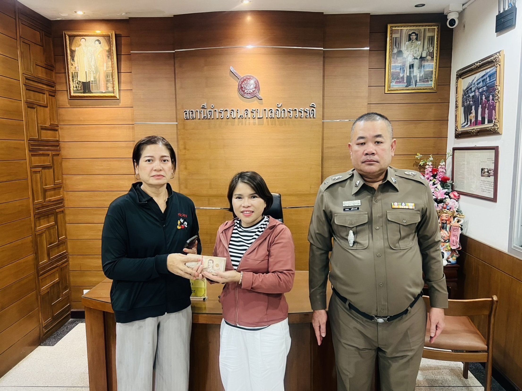 ตำรวจจักรวรรดิอำนวยความยุติธรรม! พ.ต.ท.สมพร สว.(สอบสวน) สวมบทเจ้าพนักงานไกล่เกลี่ยข้อพิพาท ช่วยคู่กรณีตกลงชี้ขาด ยึดผู้เสียหายได้รับความเป็นธรรมสูงสุด