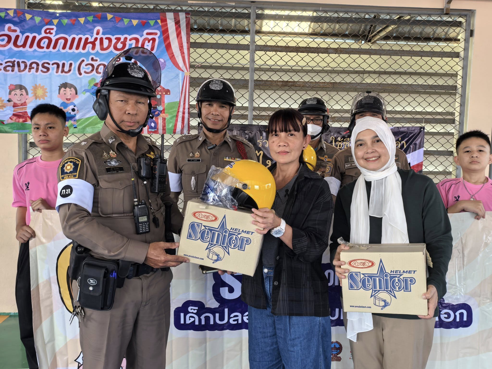 ห่วงใยเยาวชน! จัดโครงการ "#เด็กปลอดภัยสวมหมวกกันน็อค" มอบหมวกนิรภัย 3 โรงเรียน รับวันเด็กแห่งชาติ