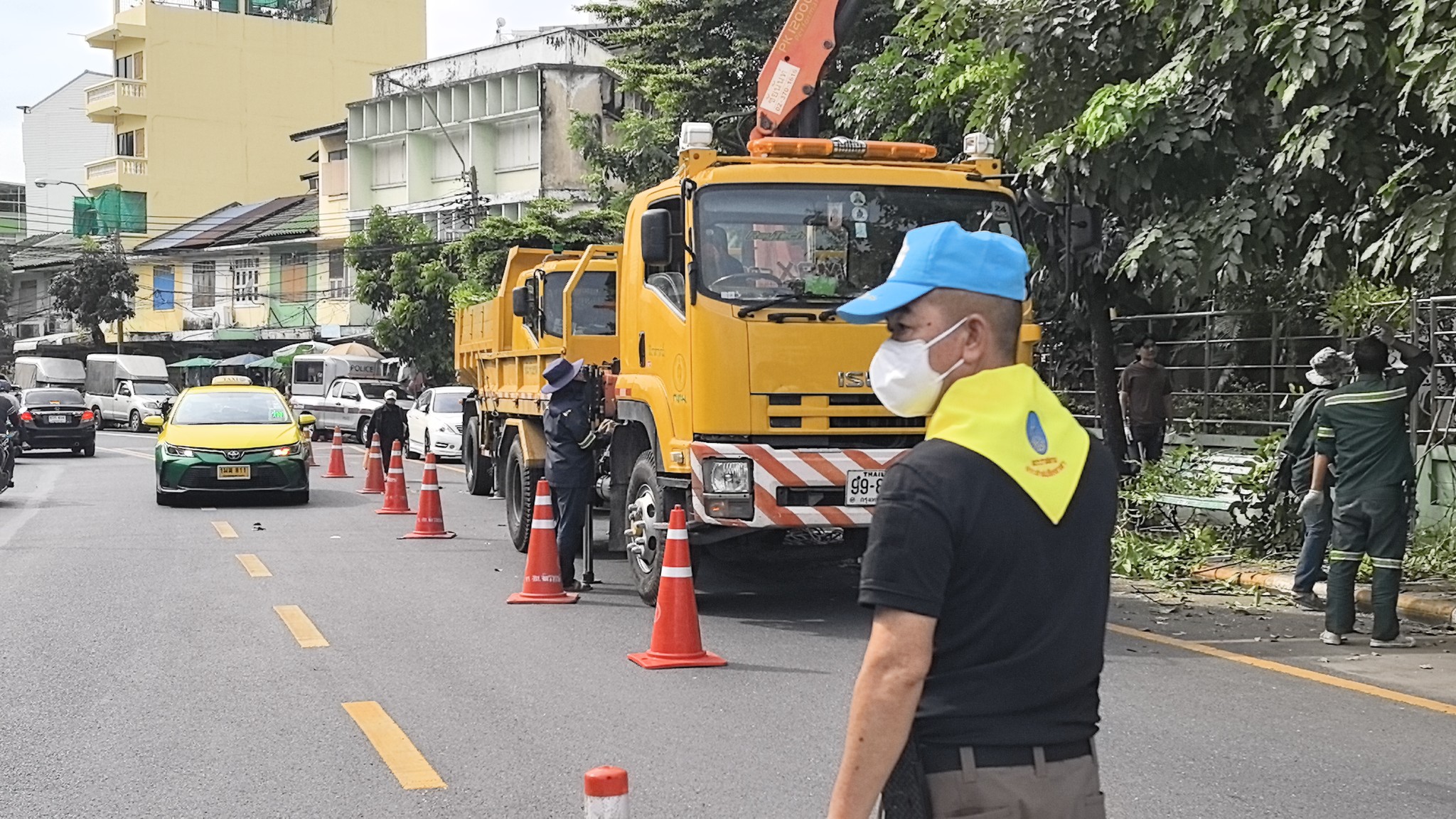 สน.จักรวรรดิ จับมือ เขตสัมพันธวงศ์ "ปรับภูมิทัศน์" ตัดแต่งกิ่งไม้-ทำความสะอาดถนน สร้างความปลอดภัยให้ประชาชน