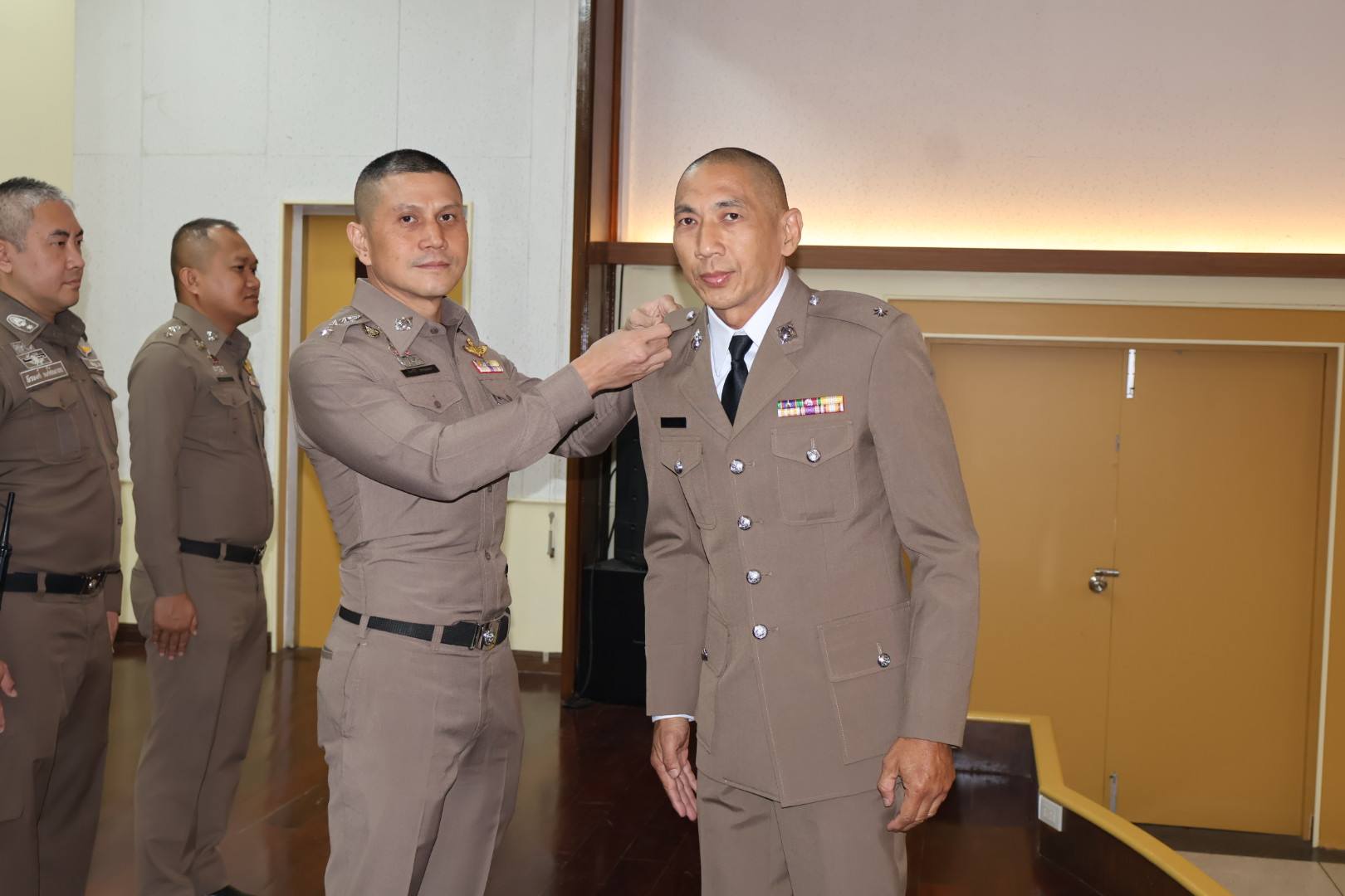 ผกก.สน.จักรวรรดิ เป็นประธานพิธีประดับยศข้าราชการตำรวจ 14 นาย พร้อมให้โอวาท "ครองตน ครองคน ครองงาน" เพื่อเกียรติยศและขวัญกำลังใจ