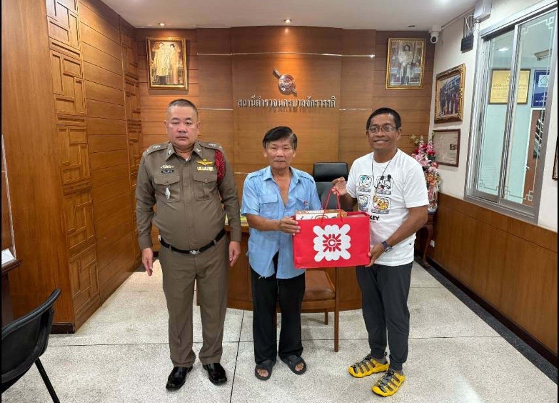 พ.ต.ท.สมพร สว.(สอบสวน) ช่วยประชาชนลืมของไว้บนแท็กซี่ เร่งประสานตามคืนได้ของครบถ้วน