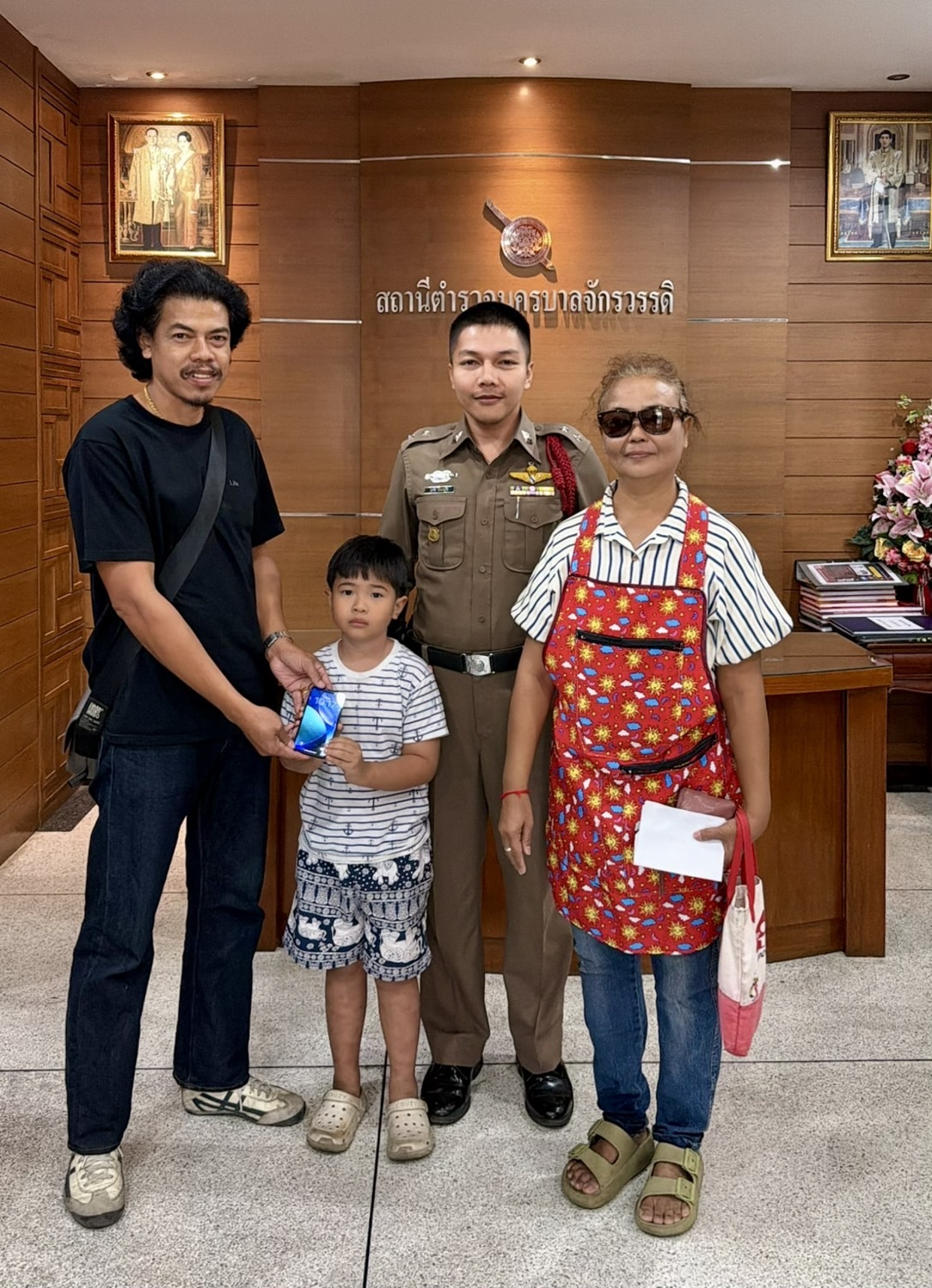 ร.ต.ท.ศุภชัย รอง สว.(สอบสวน) ช่วยประชาชนทำโทรศัพท์มือถือหายบนแท็กซี่ ประสานตามคืนได้ของครบถ้วน