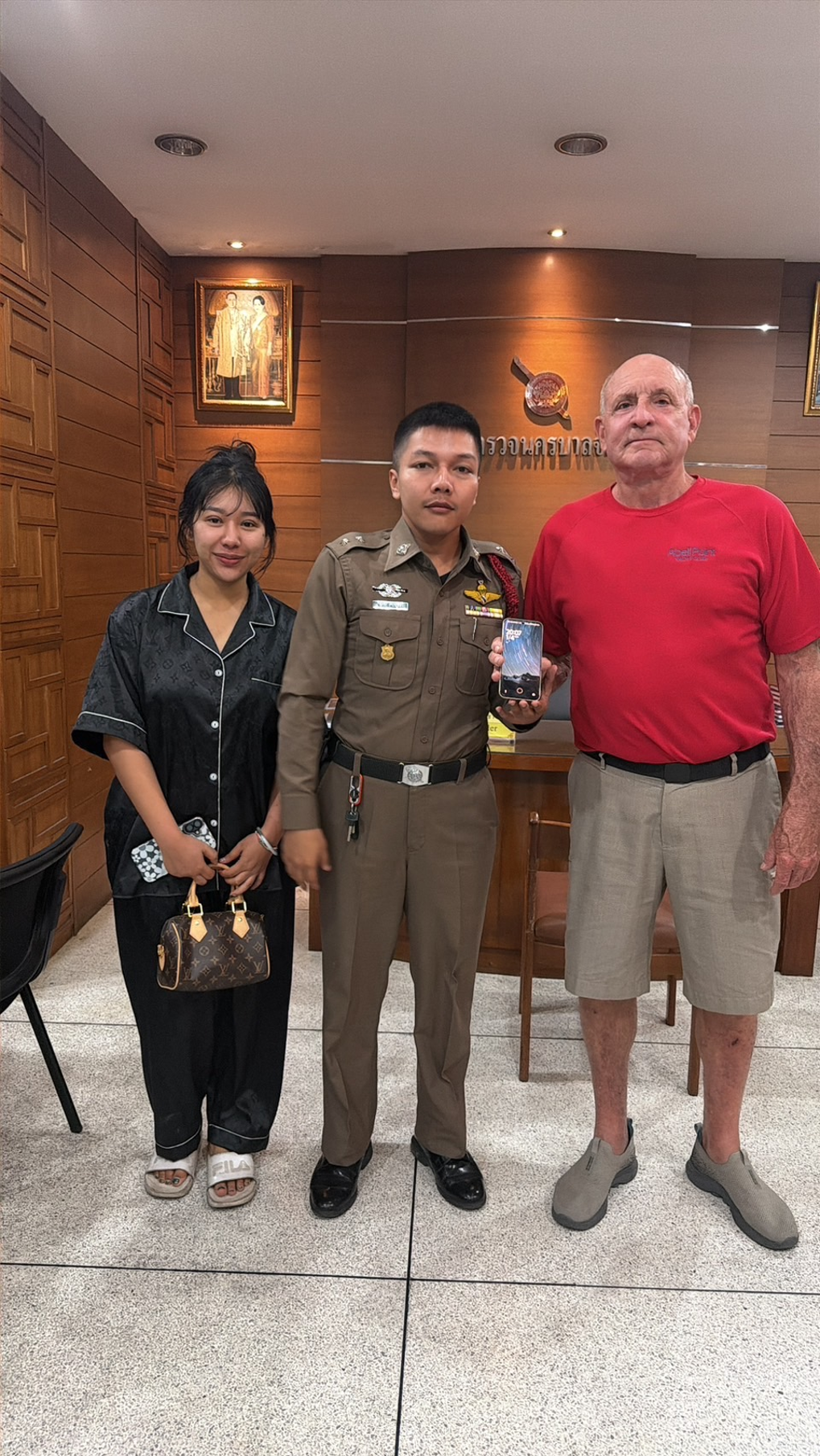 ร.ต.ท.ศุภชัย รอง สว.(สอบสวน) ช่วยนักท่องเที่ยวทำโทรศัพท์มือถือหายบนแท็กซี่ ประสานตามคืนได้ของครบถ้วน สร้างความประทับใจย่านเยาวราช