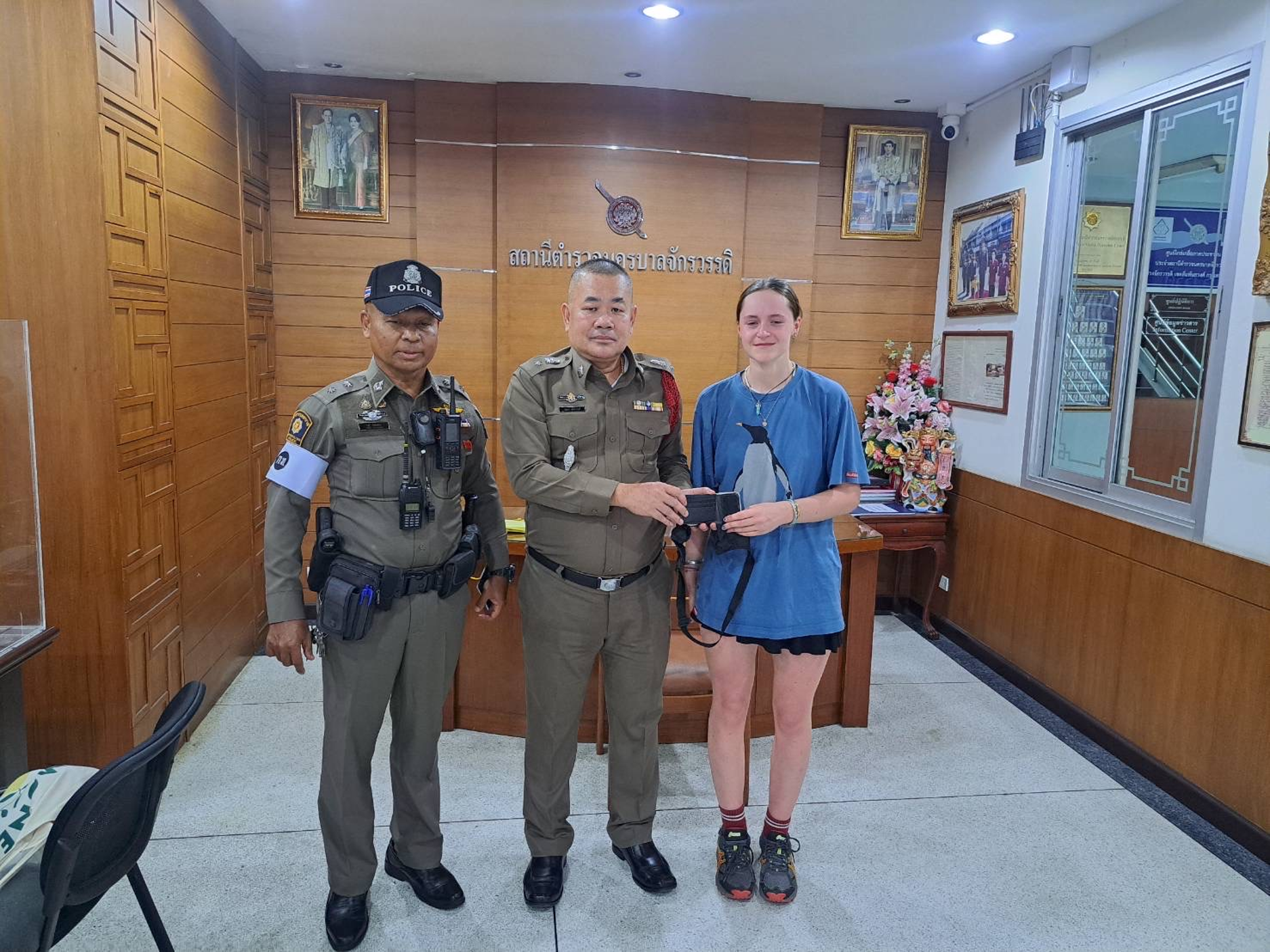 พ.ต.ท.สมพร สว.(สอบสวน) ช่วยนักท่องเที่ยวทำกระเป๋าสตางค์หายบนแท็กซี่ ประสานตามคืนได้ของครบถ้วน สร้างความประทับใจย่านเยาวราช