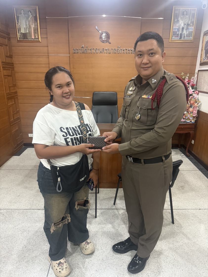 ตำรวจจักรวรรดิพึ่งได้! ร.ต.อ.ศุภชัย รอง สว.(สอบสวน) ช่วยประชาชนทำกระเป๋าสตางค์หายบนรถสามล้อ ประสานตามคืนได้ของครบถ้วน