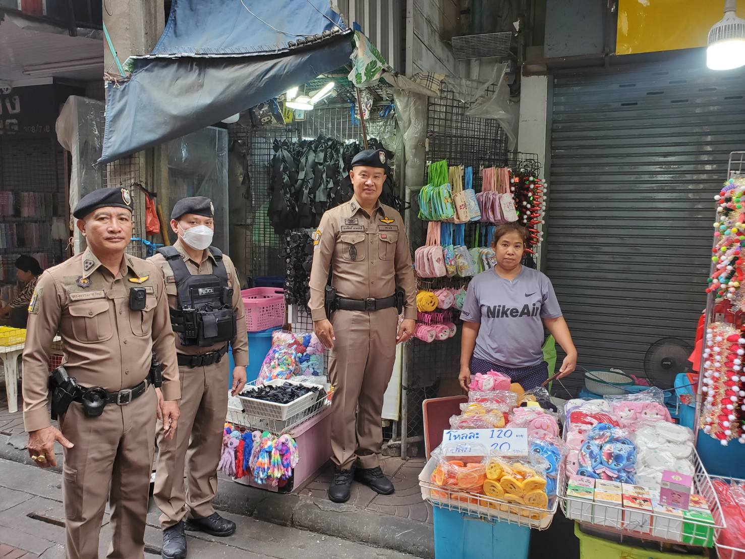 ลุยสำเพ็ง! คุมเข้ม "ล้วงกระเป๋า" รับปีใหม่ พร้อมตรวจตราสินค้าที่ระลึก "พระพันปีหลวง" ป้องปรามสิ่งไม่เหมาะสม