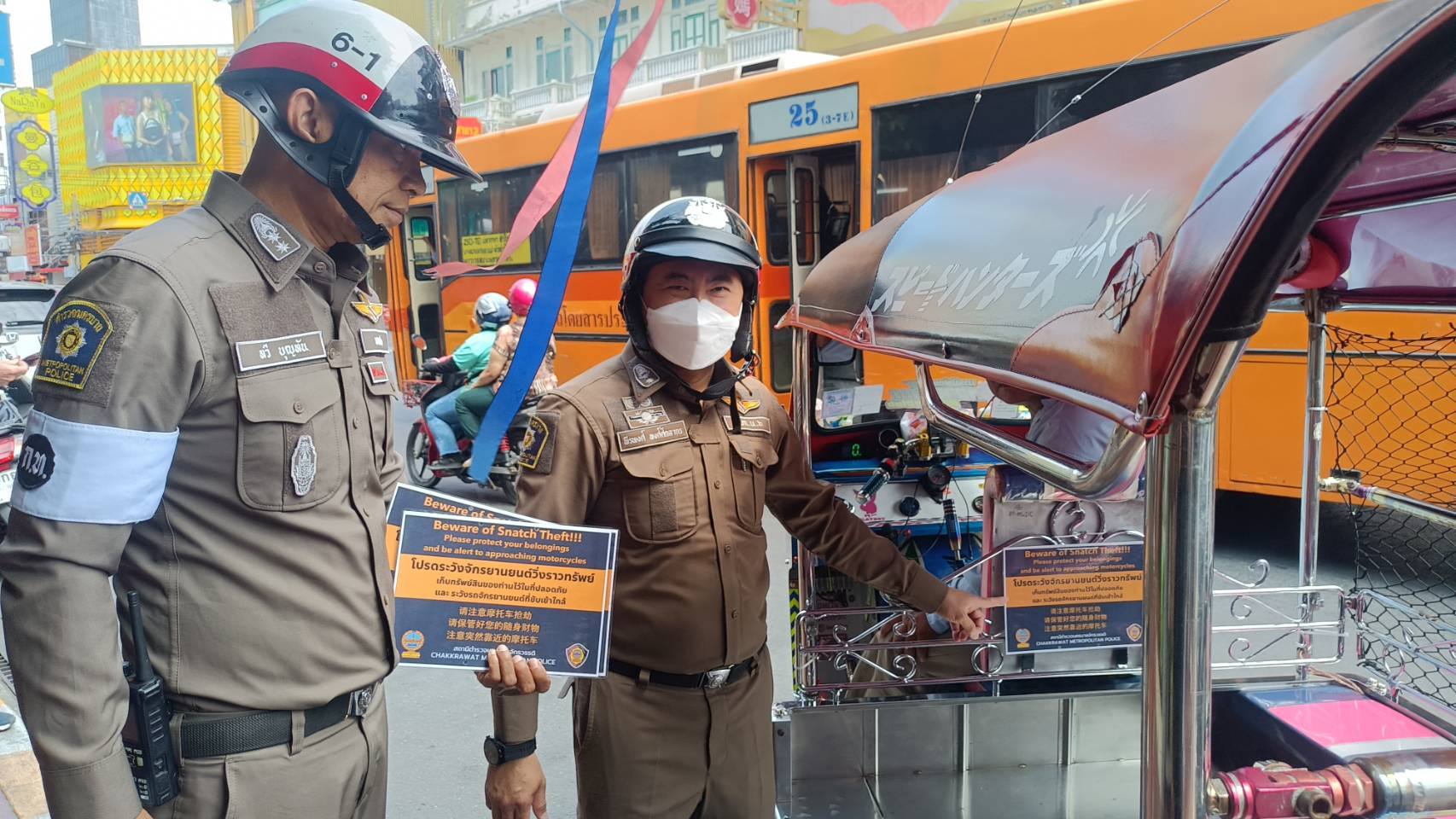 ห่วงใยความปลอดภัย ออกประกาศเตือนภัย 3 ภาษา "ระวังจักรยานยนต์วิ่งราวทรัพย์" ย้ำสติอยู่กับตัว-เก็บทรัพย์สินมิดชิด