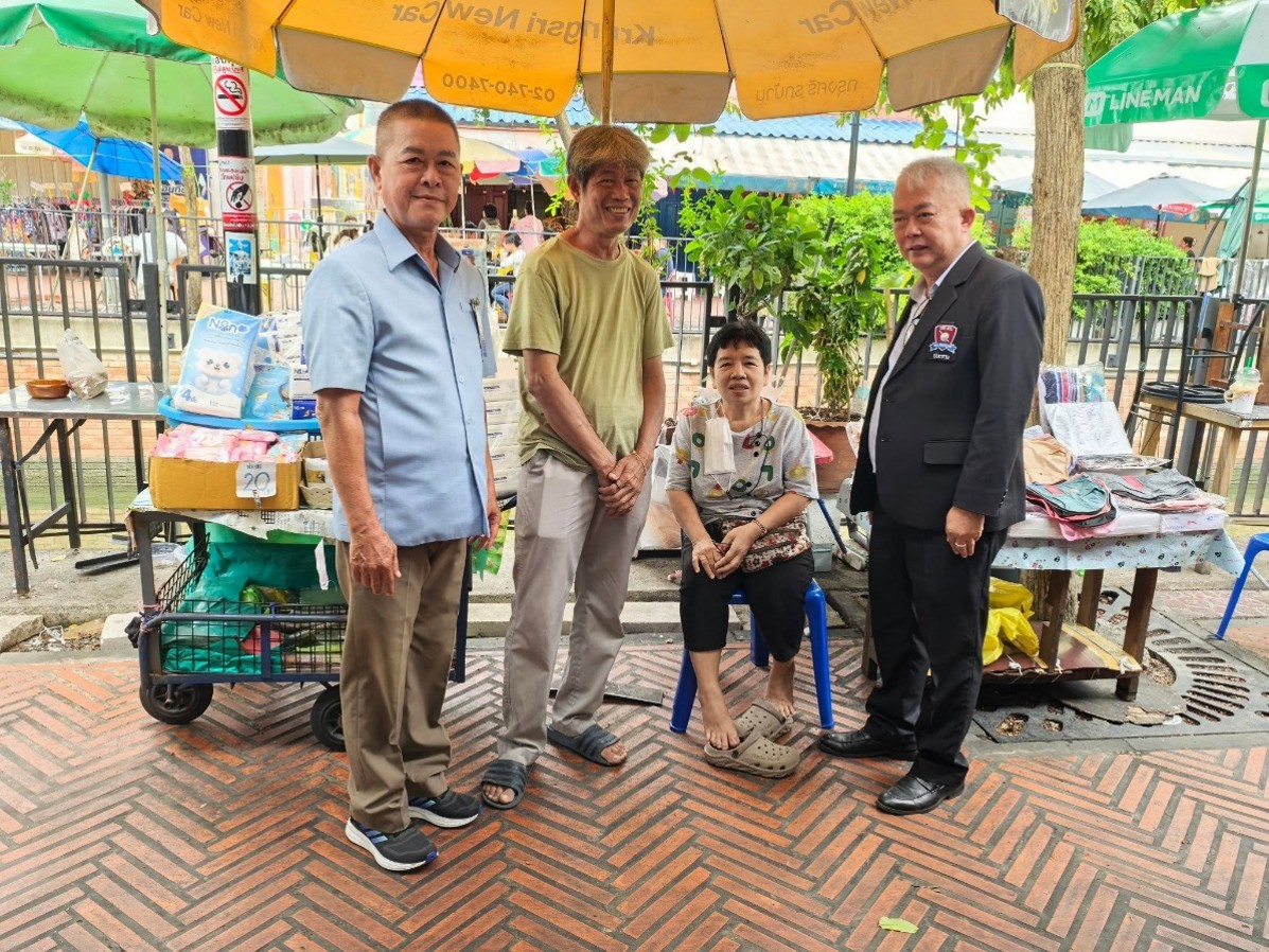 สน.จักรวรรดิ จับมือ กต.ตร. เปลี่ยนจุดเสี่ยงเป็นจุดสว่าง! ส่งชุด ตชส. ติดตั้งไฟโซล่าเซลล์ 150 วัตต์ เติมแสงสว่างเสริมความปลอดภัยให้ชุมชนริมคลองโอ่งอ่าง
