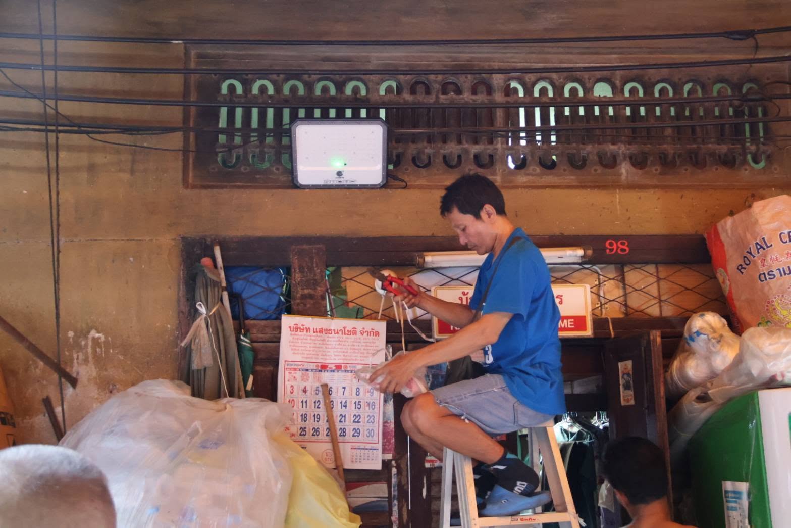 ตชส.สน.จักรวรรดิ จับมือช่างชุมชน ติดตั้งโซลาร์เซลล์ส่องสว่าง ทลายจุดเสี่ยงมุมมืดตรอกโอ่งอ่าง เพิ่มความปลอดภัยให้ชาวบ้าน